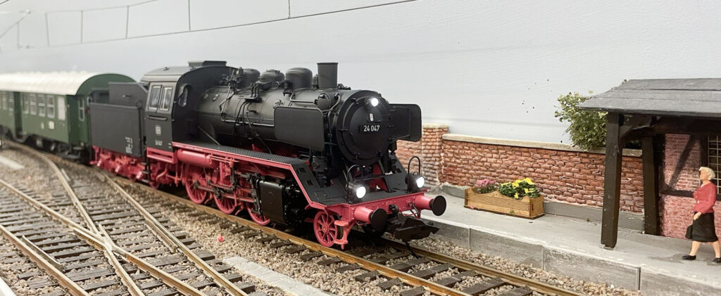 Der Personenzug aus Immburg mit der BR24 hat Einfahrt in Bad Großenfels Gleis 3.