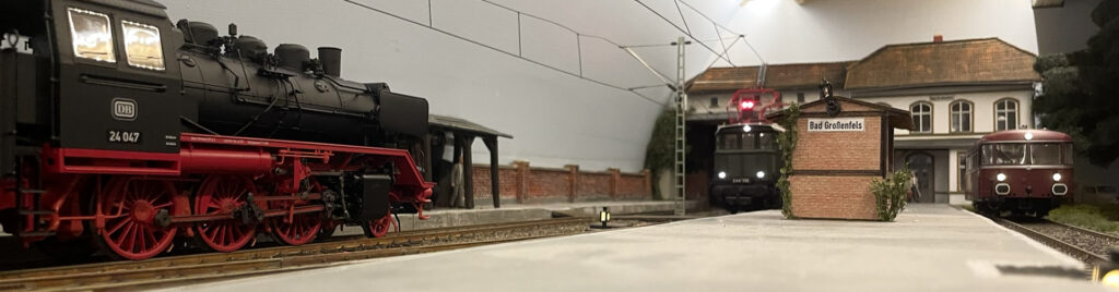 Die E44 wartet schon auf Gleis 2 zum Traktionswechsel für die Weiterfahrt nach Bad Ihms.